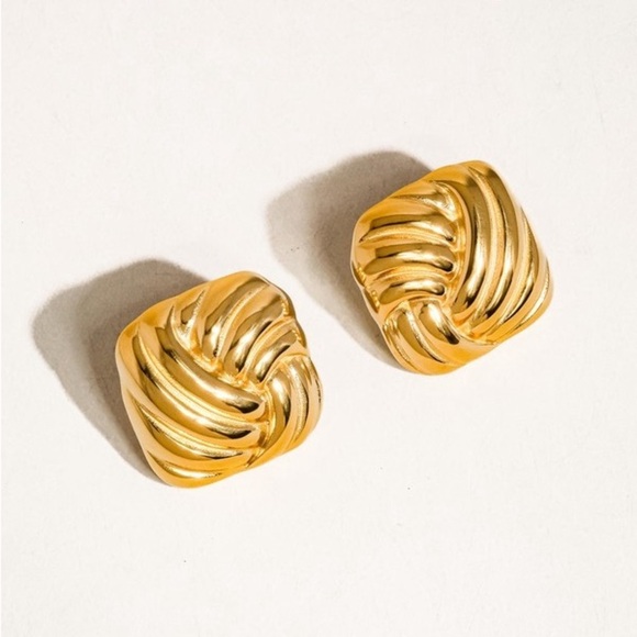 18K Gold Wavy Square Earrings - Picture 3 of 3